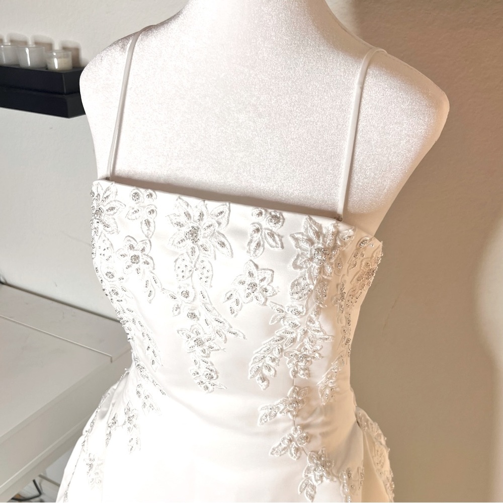 NWT White, sexy and classy wedding dress w/ long detachable train size 8